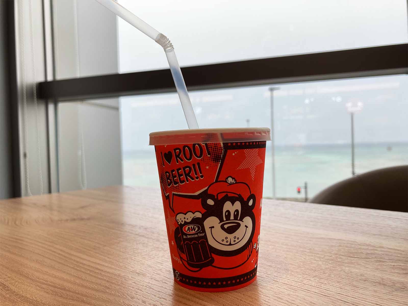 A&Wのルートビア（Sサイズ）と海の見える席